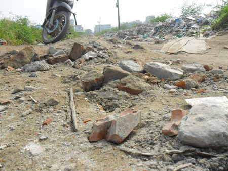 Mặt đường ngổn ngang gạch đá Mặt đường ngổn ngang gạch đá