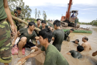 Bí thư huyện Hồng Ngự (người cởi trần ngoài cùng) tham gia đắp đê cứu dân Bí thư huyện Hồng Ngự (người cởi trần ngoài cùng) tham gia đắp đê cứu dân