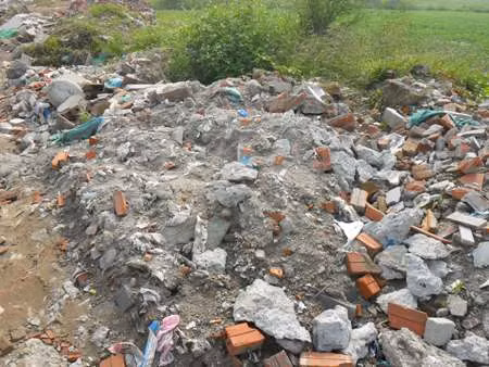 Một đống phế thải mới đổ trộm