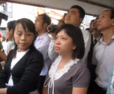 Người dân theo dõi cuộc giải cứu