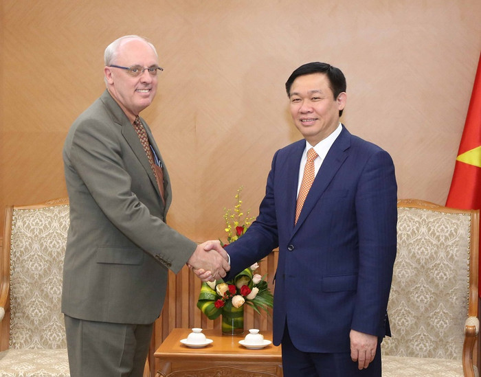 Phó Thủ tướng Chính phủ Vương Đình Huệ tiếp GS John D. Graham, Hiệu trưởng Trường Chính sách công và Môi trường (SPEA), Đại học Indiana (Hoa Kỳ). ảnh: VGP. Phó Thủ tướng Chính phủ Vương Đình Huệ tiếp GS John D. Graham, Hiệu trưởng Trường Chính sách công và Môi trường (SPEA), Đại học Indiana (Hoa Kỳ). ảnh: VGP.