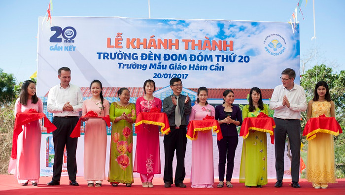 Nhãn hàng Cô Gái Hà Lan khánh thành trường Đèn Đom Đóm thứ 20 - Trường mẫu giáo Hàm Cần tại xã Hàm Cần, huyện Hàm Thuận Nam, tỉnh Bình Thuận. Nhãn hàng Cô Gái Hà Lan khánh thành trường Đèn Đom Đóm thứ 20 - Trường mẫu giáo Hàm Cần tại xã Hàm Cần, huyện Hàm Thuận Nam, tỉnh Bình Thuận.