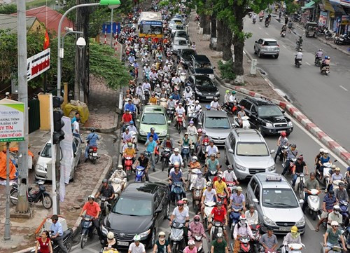 Hà Nội những năm 2000 - lời khen và … “Thiên lý trường gậy” ảnh 6 Hà Nội những năm 2000 - lời khen và … “Thiên lý trường gậy” ảnh 6