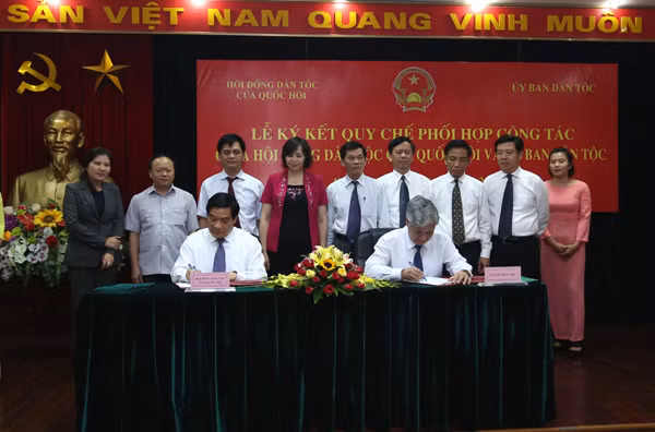 Đồng chí Hà Ngọc Chiến, Chủ tịch Hội đồng Dân tộc của Quốc hội và đồng chí Đỗ Văn Chiến, Bộ trưởng, Chủ nhiệm Ủy ban Dân tộc ký kết quy chế phối hợp. ảnh: Cổng điện tử Ủy ban Dân tộc.