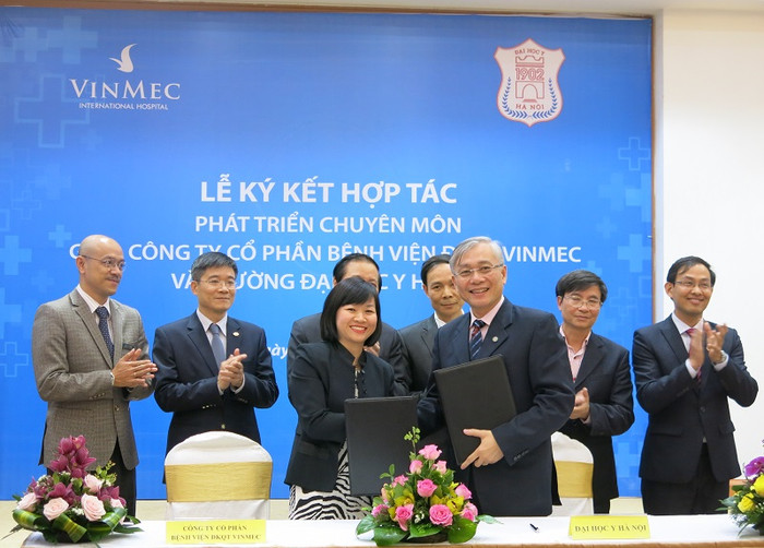 Tổng Giám đôc Tập đoàn Vingroup - bà Dương Mai Hoa và PGS.TS Nguyễn Đức Hinh - Hiệu trưởng Trường ĐH Y Hà Nội cùng ký kết văn bản hợp tác nghiên cứu khoa học và đào tạo nhân lực chất lượng cao.