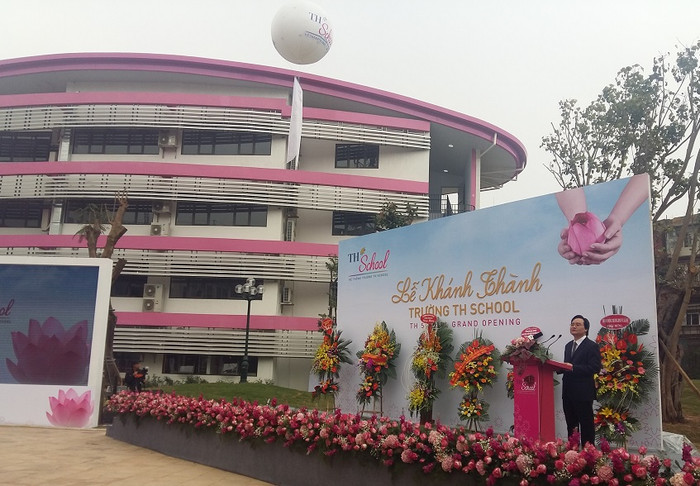 Bộ trưởng Phùng Xuân Nhạ đánh giá cao tâm huyết và những nỗ lực của doanh nhân Thái Hương sáng lập ra TH School. ảnh: Ngọc Quang. Bộ trưởng Phùng Xuân Nhạ đánh giá cao tâm huyết và những nỗ lực của doanh nhân Thái Hương sáng lập ra TH School. ảnh: Ngọc Quang.