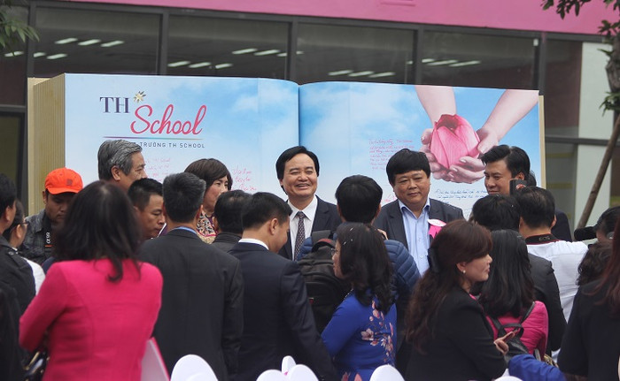 Bộ trưởng Phùng Xuân Nhạ nhắn nhủ các thầy cô giáo: "Hãy mang đến cho các em những giá trị giáo dục đích thực". ảnh: Ngọc Quang. Bộ trưởng Phùng Xuân Nhạ nhắn nhủ các thầy cô giáo: "Hãy mang đến cho các em những giá trị giáo dục đích thực". ảnh: Ngọc Quang.