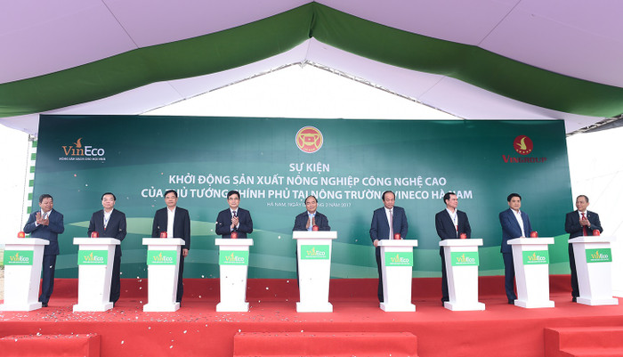 Thủ tướng Nguyễn Xuân Phúc nhấn nút khởi động sản xuất nông nghiệp công nghệ cao tại nông trường Vineco Hà Nam. ảnh: VGP. Thủ tướng Nguyễn Xuân Phúc nhấn nút khởi động sản xuất nông nghiệp công nghệ cao tại nông trường Vineco Hà Nam. ảnh: VGP.