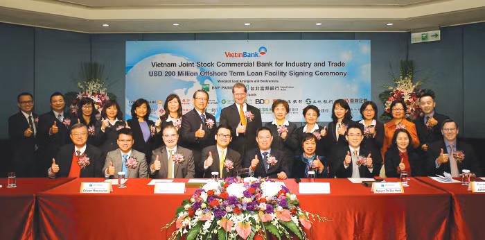 Lễ ký kết hợp đồng vay vốn 200 triệu USD giữa VietinBank với 18 ngân hàng lớn trên thế giới.
