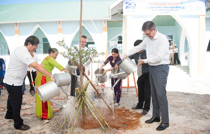 Các đại biểu trồng cây lưu niệm tại Trường mẫu giáo Hàm Cần tại xã Hàm Cần, huyện Hàm Thuận Nam, tỉnh Bình Thuận. Các đại biểu trồng cây lưu niệm tại Trường mẫu giáo Hàm Cần tại xã Hàm Cần, huyện Hàm Thuận Nam, tỉnh Bình Thuận.