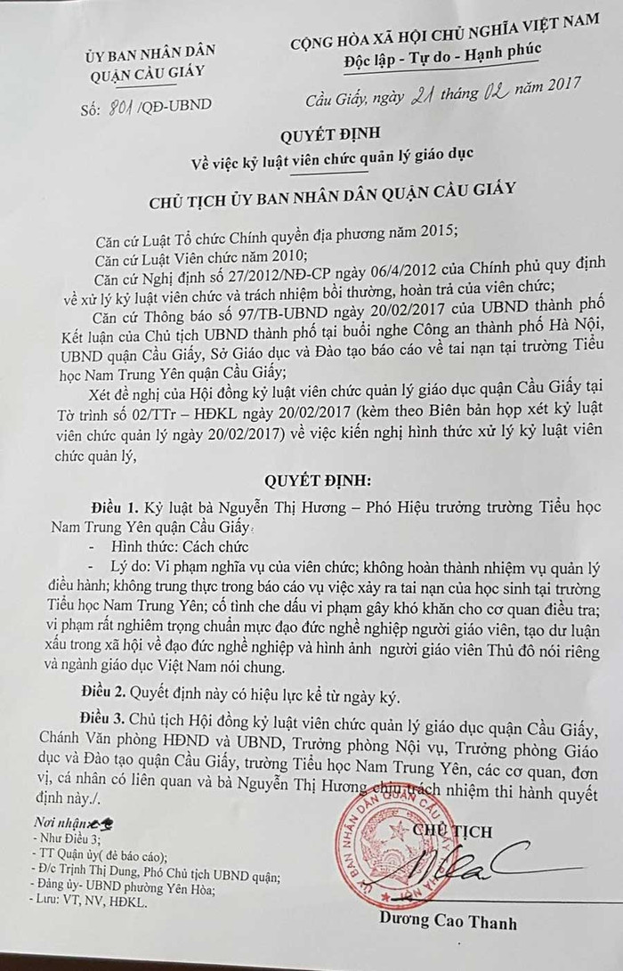Quyết định kỷ luật bà Nguyễn Thị Hương. ảnh: Lê Văn/vietnamnet. Quyết định kỷ luật bà Nguyễn Thị Hương. ảnh: Lê Văn/vietnamnet.
