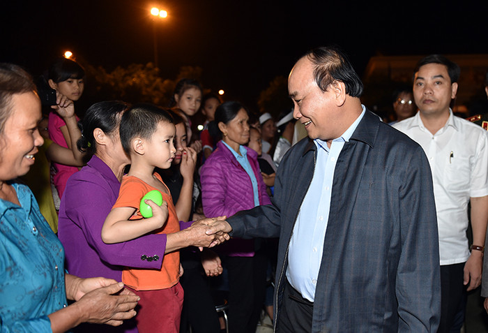 Thủ tướng Nguyễn Xuân Phúc dự ngày hội đại đoàn kết tại Hòa Bình (ảnh Văn phòng Chính phủ cung cấp).