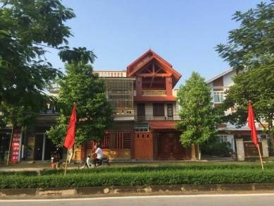 Trong khi hàng trăm giáo viên đang hoang mang vì bị chấm dứt hợp đồng thì bà Ngô Thị Hoa, nguyên Chủ tịch UBND huyện Yên Định - người ký tuyển dụng nhiều trường hợp, vẫn ung dung sống trong căn nhà gỗ, khang trang ngay tại trung tâm thị trấn Yên Định (ảnh: Congluan.vn).