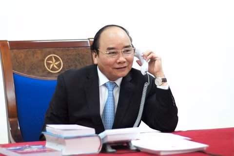 Thủ tướng Nguyễn Xuân Phúc điện đàm với Tổng thống đắc cử Hoa Kỳ Donald Trump. Ảnh: VGP/Quang Hiếu.