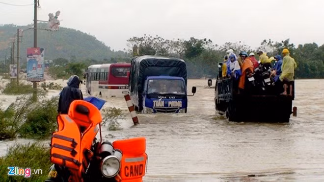Hỗ trợ khắc phục thiệt hại do mưa lũ năm 2016 (GDVN) - Phó Thủ tướng Vương Đình Huệ vừa có ý kiến chỉ đạo về việc hỗ trợ khắc phục thiệt hại do mưa lũ năm 2016 và phòng ngừa các năm tiếp theo.