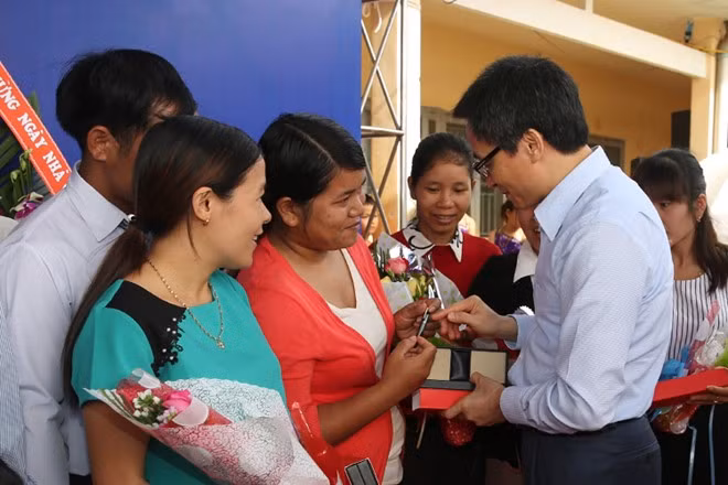 Phó thủ tướng tặng bút cho thầy, cô giáo. Ảnh đăng trên Báo Tri thức trực tuyến.