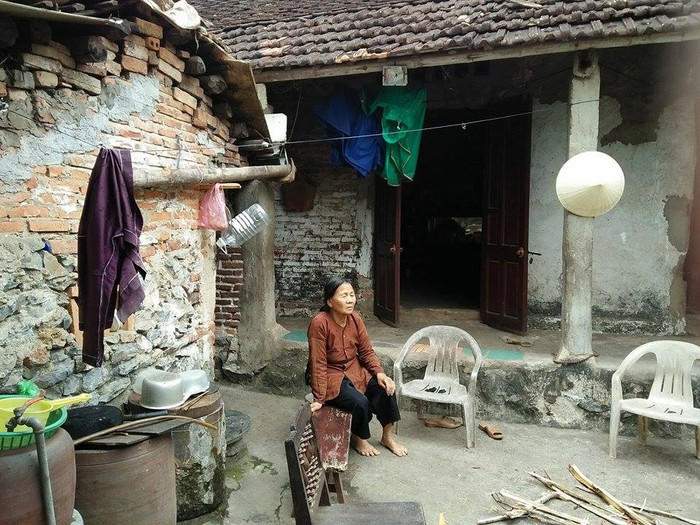 Bà Lê Thị Lũy (73 tuổi, trú tại phố 7, phường Đông Cương, TP. Thanh Hóa), một trong những hộ dân trong diện đền bù của dự án, gia cảnh nghèo khổ nhưng cán bộ vẫn quyết xin bà tiền đền bù. Ảnh Quốc Toản. Bà Lê Thị Lũy (73 tuổi, trú tại phố 7, phường Đông Cương, TP. Thanh Hóa), một trong những hộ dân trong diện đền bù của dự án, gia cảnh nghèo khổ nhưng cán bộ vẫn quyết xin bà tiền đền bù. Ảnh Quốc Toản.