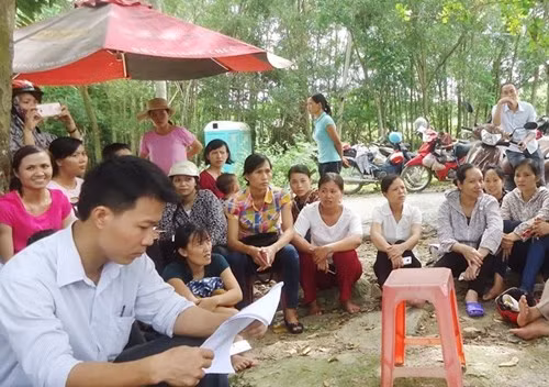 Sự việc huyện Yên Định, Thanh Hóa bất ngờ cắt hợp đồng 647 giáo viên rồi lại xin tuyển mới 253 giáo viên vì thiếu chỉ tiêu đã đẩy nhiều giáo viên vào tình cảnh thất nghiệp, gây bức xúc dư luận! (Ảnh: vietnamnet.vn).