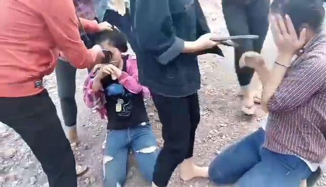 Clip các học sinh trường THCS Quỳnh Thuận bị nhóm bạn cùng lứa hành hung dã man (ảnh cắt từ clip). Clip các học sinh trường THCS Quỳnh Thuận bị nhóm bạn cùng lứa hành hung dã man (ảnh cắt từ clip).