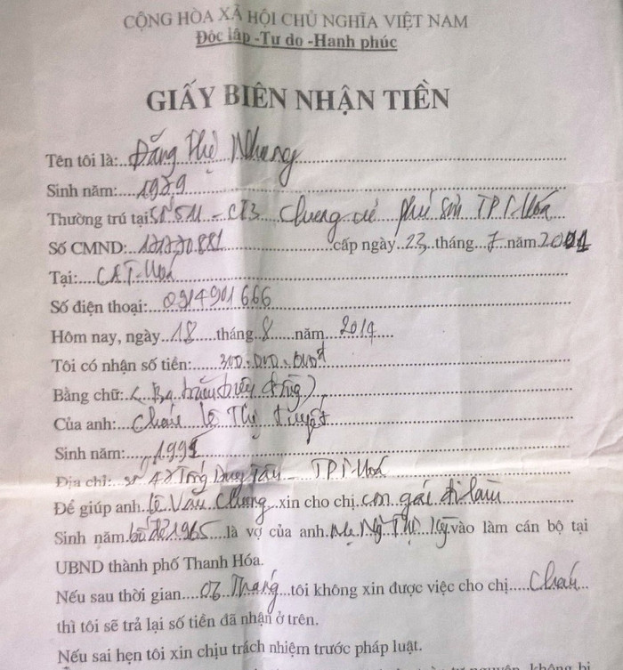 Giấy biên nhân tiền ngày 18/8/2014 ghi rõ, bà Nhung nhận 300 triệu đồng từ bà Lê Thị Tuyết để xin việc (Anh:QUỐC TOẢN) Giấy biên nhân tiền ngày 18/8/2014 ghi rõ, bà Nhung nhận 300 triệu đồng từ bà Lê Thị Tuyết để xin việc (Anh:QUỐC TOẢN)