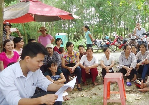 Sự việc huyện Yên Định, Thanh Hóa bất ngờ cắt hợp đồng 639 giáo viên rồi lại xin tuyển mới 253 giáo viên vì thiếu chỉ tiêu đã đẩy nhiều giáo viên vào tình cảnh thất nghiệp, gây bức xúc dư luận! (Ảnh: vietnamnet.vn). Sự việc huyện Yên Định, Thanh Hóa bất ngờ cắt hợp đồng 639 giáo viên rồi lại xin tuyển mới 253 giáo viên vì thiếu chỉ tiêu đã đẩy nhiều giáo viên vào tình cảnh thất nghiệp, gây bức xúc dư luận! (Ảnh: vietnamnet.vn).