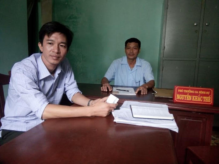 Lãnh đạo Công an xã Quảng Đông trao đổi với phóng viên về vụ việc thầy giáo hành hung học sinh (ảnh: XUÂN DU). Lãnh đạo Công an xã Quảng Đông trao đổi với phóng viên về vụ việc thầy giáo hành hung học sinh (ảnh: XUÂN DU).