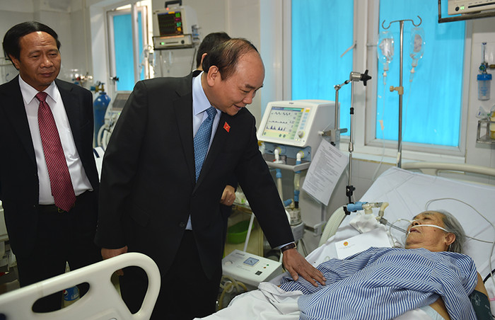 Thủ tướng thăm hỏi và tặng quà cho các bệnh nhân đang chữa trị tại bệnh viện (ảnh: Văn phòng Chính phủ). Thủ tướng thăm hỏi và tặng quà cho các bệnh nhân đang chữa trị tại bệnh viện (ảnh: Văn phòng Chính phủ).