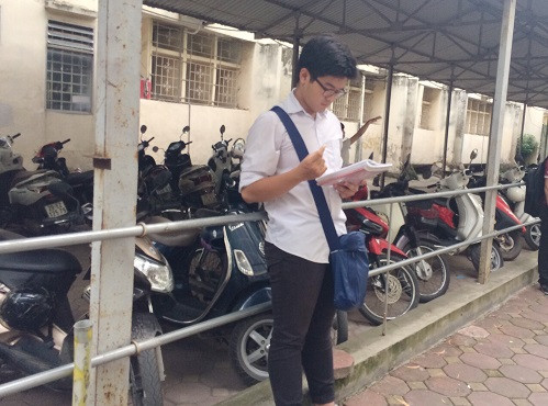 Hình ảnh thí sinh miệt mài đọc lại kiến thức để chuẩn bị cho môn thi. (Ảnh: Ngọc Bích) Hình ảnh thí sinh miệt mài đọc lại kiến thức để chuẩn bị cho môn thi. (Ảnh: Ngọc Bích)