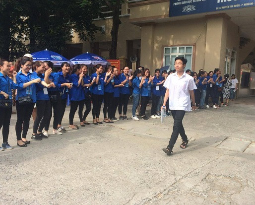 Hình ảnh thí sinh đầu tiên bước ra khỏi phòng thi với sự tin và thoải mái vì làm bài khá tốt. (Ảnh: Ngọc Bích) Hình ảnh thí sinh đầu tiên bước ra khỏi phòng thi với sự tin và thoải mái vì làm bài khá tốt. (Ảnh: Ngọc Bích)