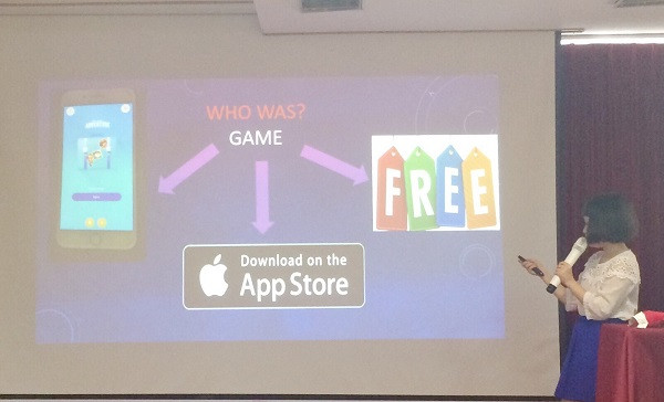 Hình ảnh em Hạnh Phương 8 tuổi, tự tin giao lưu cùng tất cả mọi người bằng tiếng anh và sử dụng thành thạo power point để giới thiệu về cuốn sách em yêu thích (Ảnh: Ngọc Bích)