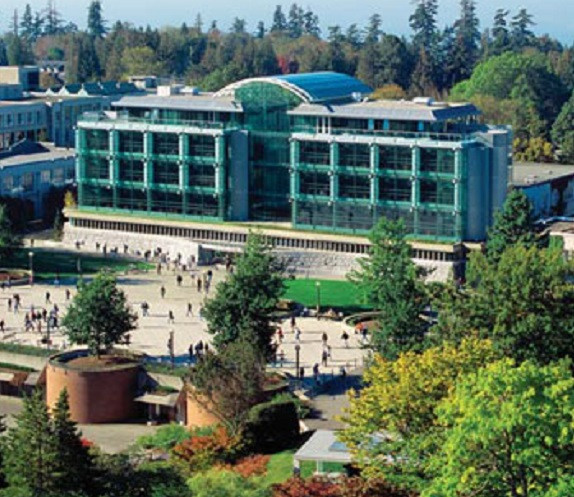 Hình ảnh sân trường và phía ngoài phòng học. (Ảnh: tác giả cung cấp) Hình ảnh sân trường và phía ngoài phòng học. (Ảnh: tác giả cung cấp)