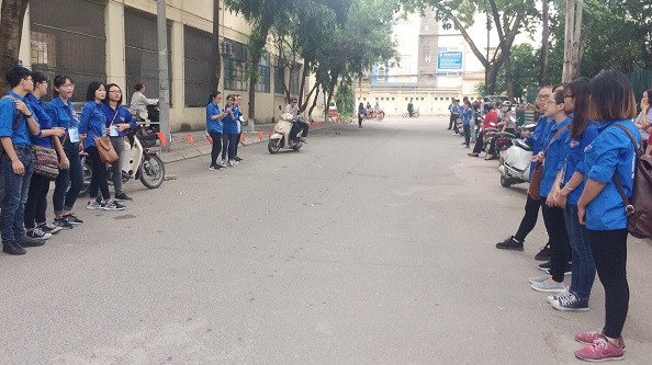 Thanh niên tình nguyện phân làn, tạo đường đi thông thoáng cho các em thí sinh. (Ảnh: Ngọc Bích) Thanh niên tình nguyện phân làn, tạo đường đi thông thoáng cho các em thí sinh. (Ảnh: Ngọc Bích)