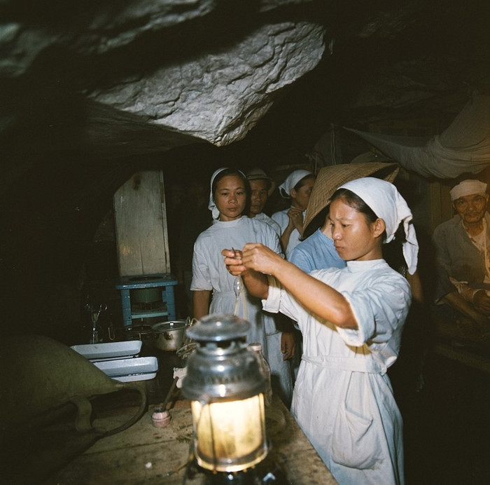 Những khó khăn của các nữ Quân y trong kháng chiến. (Ảnh minh họa: Báo Giadinh.net.vn)