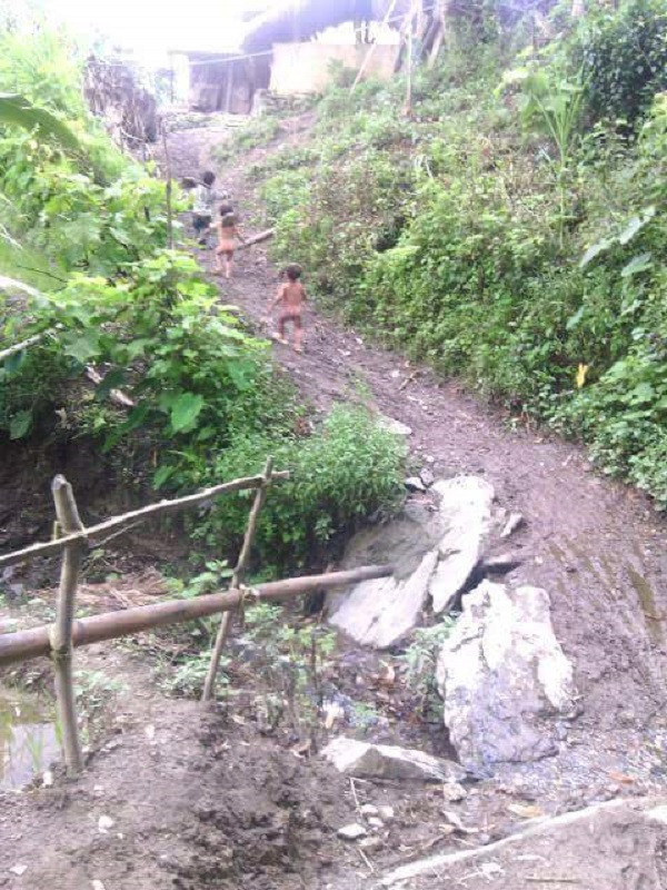 Nam Cao là một xã thuộc vùng núi nghèo của huyện Bảo Lâm, tỉnh Cao Bằng. Với diện tích 75,07 km2, dân số 2.587 người, cây lương thực chính chủ yếu là ngô. Đời sống kinh tế của bà con ở đây còn nhiều thiếu thốn, lương thực không đủ ăn, quần áo không đủ mặc, nhà lại thường đông con. Bởi thế, con đường đến với cái chữ của các em học sinh nơi đây gặp vô vàn khó khăn. Ảnh: Cô giáo Trương Thị Nga Nam Cao là một xã thuộc vùng núi nghèo của huyện Bảo Lâm, tỉnh Cao Bằng. Với diện tích 75,07 km2, dân số 2.587 người, cây lương thực chính chủ yếu là ngô. Đời sống kinh tế của bà con ở đây còn nhiều thiếu thốn, lương thực không đủ ăn, quần áo không đủ mặc, nhà lại thường đông con. Bởi thế, con đường đến với cái chữ của các em học sinh nơi đây gặp vô vàn khó khăn. Ảnh: Cô giáo Trương Thị Nga