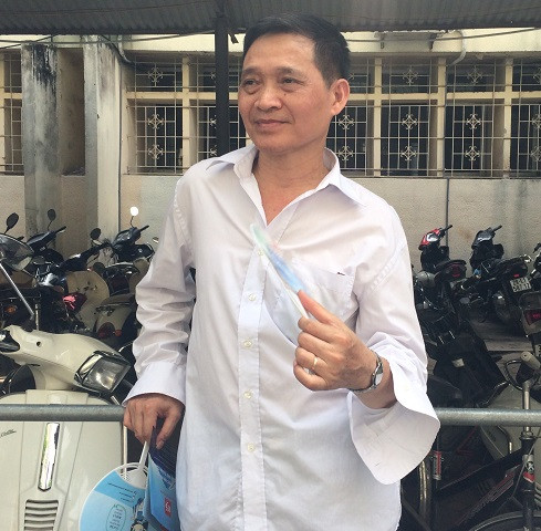 Hình ảnh phụ huynh chờ con làm bài thi. (Ảnh: Ngọc Bích) Hình ảnh phụ huynh chờ con làm bài thi. (Ảnh: Ngọc Bích)