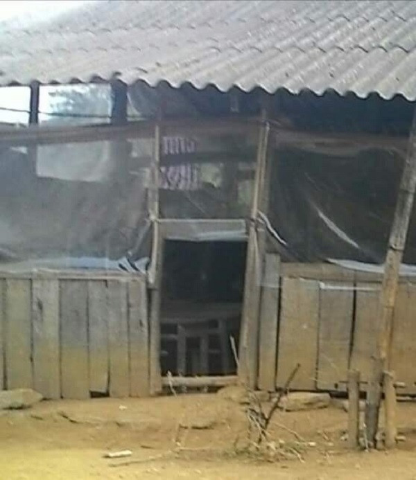 Bên ngoài thì che nilon, bên trong bàn ghế cũng chẳng đủ...Ảnh: Cô giáo Trương Thị Nga Bên ngoài thì che nilon, bên trong bàn ghế cũng chẳng đủ...Ảnh: Cô giáo Trương Thị Nga