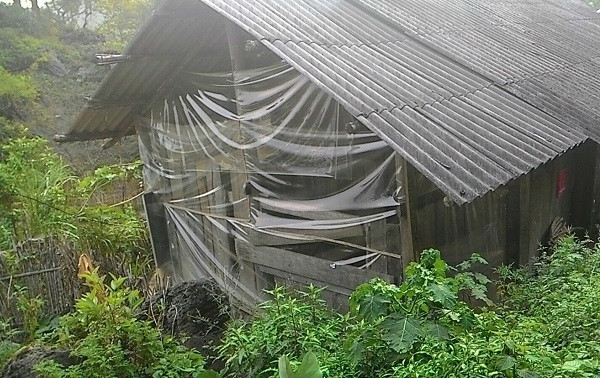 Rồi ngày lạnh giá, trường lớp không đủ kín phải giăng nilong quấn xung quanh để gió không lùa vào, bàn ghế thì không đủ ngồi…Ảnh: Cô giáo Trương Thị Nga Rồi ngày lạnh giá, trường lớp không đủ kín phải giăng nilong quấn xung quanh để gió không lùa vào, bàn ghế thì không đủ ngồi…Ảnh: Cô giáo Trương Thị Nga