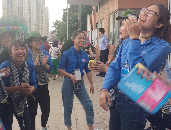 Quyên đi những vất vả dưới thời tiết nóng bức, các bạn thanh niên tình nguyện vẫn vui vẻ, nhiệt huyết tràn đầy sức sống tiếp lửa cho kỳ thi (Ảnh: Ngọc Bích)