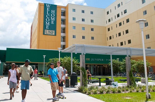 Hình ảnh về khuôn viên sinh hoạt, học tập của sinh viên tại trường. (Ảnh: do tác giả cung cấp)