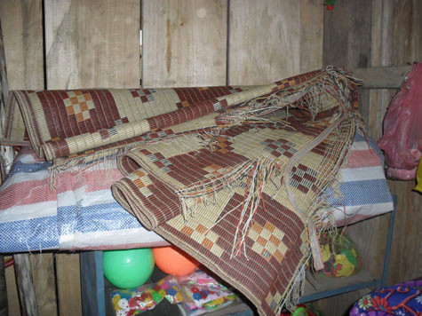 Dùng từ năm 2008, chiếc chiếu tả tơi này vẫn được làm đệm đưa các em vào những giấc mơ cổ tích. Ảnh: Ngọc Khánh Dùng từ năm 2008, chiếc chiếu tả tơi này vẫn được làm đệm đưa các em vào những giấc mơ cổ tích. Ảnh: Ngọc Khánh