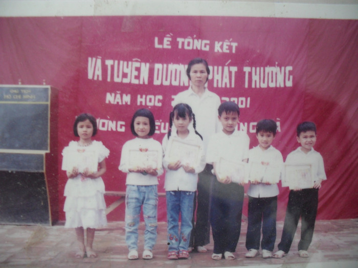 Cô Lan cùng những học sinh nhận phần thưởng