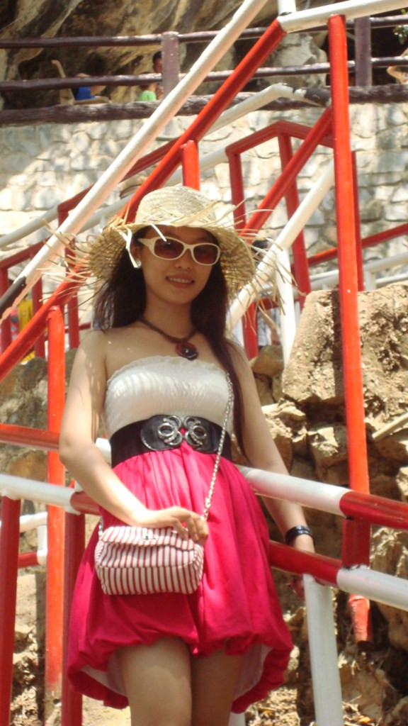 Hằng thích khám phá và thử thách. là một người tự lập từ khi còn học phổ thông. Hằng luôn năng động và còn là MC của chi hội sinh viên nửa đấy! Lĩnh vực Hằng quan tâm là kinh tế và nghệ thuật Thứ 7.