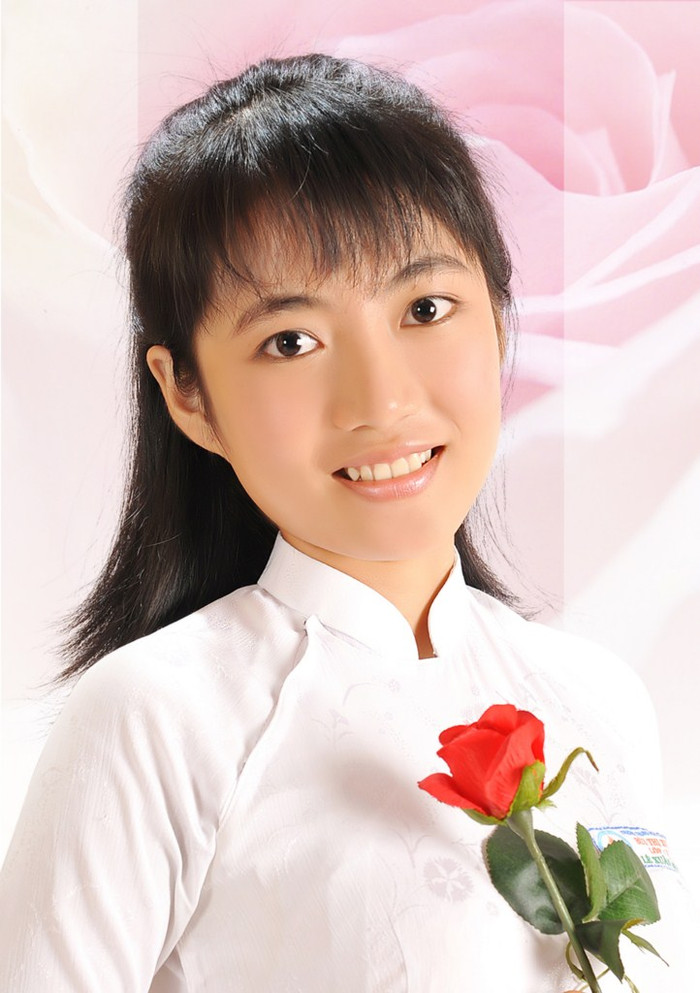 Mộng thích học môn hóa, thích có nhiều bạn để học hỏi, vui vẻ, nhiệt tình.