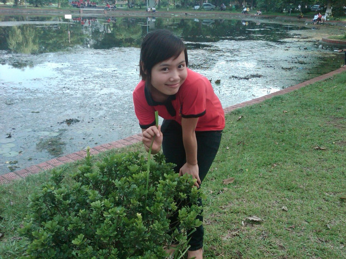 Mình luôn sống đơn giản và chợt nhận ra rằng hạnh phúc không cần phải kiếm tìm đâu xa, hạnh phúc là những điều luôn quanh mình, là bạn bè mình, là ba mẹ, là người thân, là thầy cô, là những nụ cười hàng ngày và cả nước mắt...