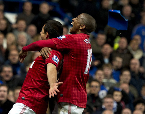 Chicharito ăn mừng trước mắt các fan Chelsea. Có thể nhìn thấy rất rõ "dị vật" đang được ném về phía "Hạt đậu nhỏ". Chicharito ăn mừng trước mắt các fan Chelsea. Có thể nhìn thấy rất rõ "dị vật" đang được ném về phía "Hạt đậu nhỏ".