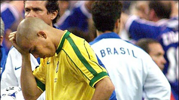 14 năm, bí ẩn về “bệnh lạ” của Ronaldo ở trận CK France 98 vẫn chưa được làm sáng tỏ. 14 năm, bí ẩn về “bệnh lạ” của Ronaldo ở trận CK France 98 vẫn chưa được làm sáng tỏ.