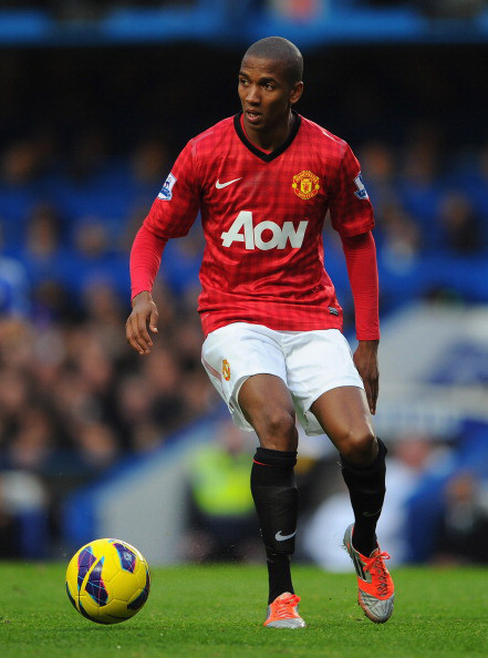Ashley Young cũng hưởng 90.000 bảng/tuần.