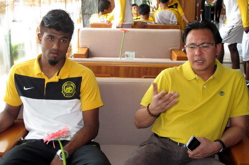 HLV Ong Kim Swee (phải) xem giải U.21 quốc tế Báo Thanh Niên là cuộc sát hạch, chuẩn bị cho SEA Games 2013. HLV Ong Kim Swee (phải) xem giải U.21 quốc tế Báo Thanh Niên là cuộc sát hạch, chuẩn bị cho SEA Games 2013.