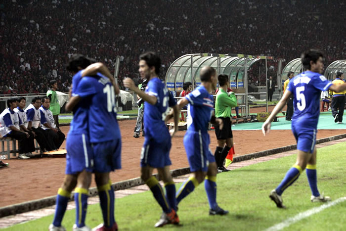 Các đội bóng tham dự AFF Cup 2012 đã có những trận đấu làm nóng. Thái Lan là đội thắng ấn tượng nhất khi đè bẹp đối thủ Bhutan với tỷ số 5-0. Trong 5 bàn thắng của người Thái có cú hat-trick của tiền đạo Apipoo Sunthornpanavej. Hai bàn còn lại do công của Naphat Thamrongsupakorn và Rattana Petcharporn.