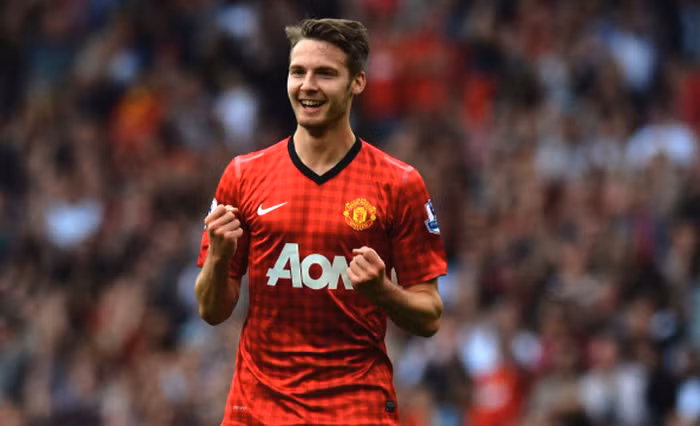 Nhận ít nhất là Nick Powell - 5.000 bảng/tuần, tương đương lương của Rooney, Van Persie trong 4 giờ. Nhận ít nhất là Nick Powell - 5.000 bảng/tuần, tương đương lương của Rooney, Van Persie trong 4 giờ.
